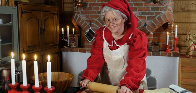 Mamá-Noel-haciendo-galletas-de-jengibre_fotoSantaClausVillage