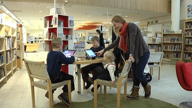 Niños en la biblioteca 