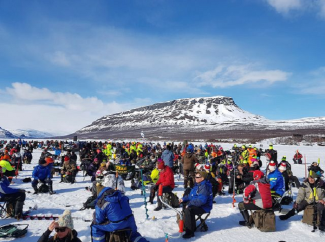 Participantes durante la competición de pesca en el hielo que se organiza en Kilpisjärvi 