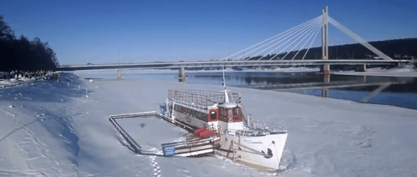 Río Kemi congelado, con el puente de los leñadores al fondo, ambos un símbolo de la ciudad