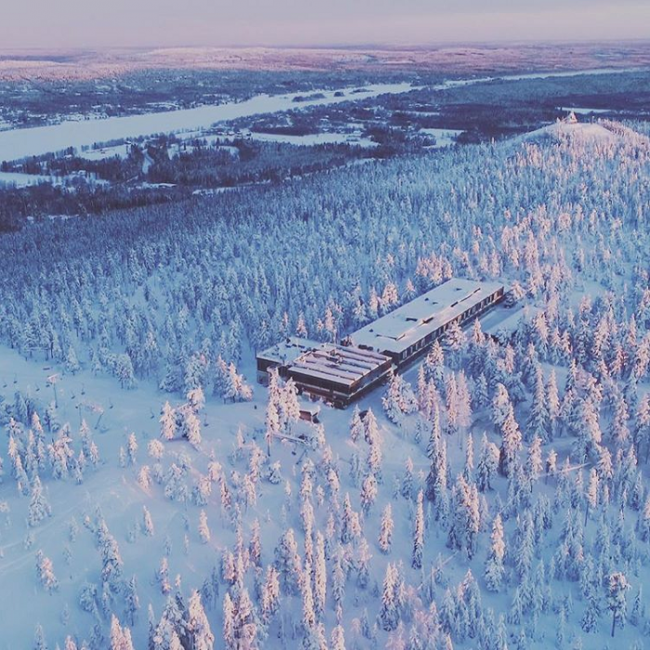 Vista aérea del hotel y restaurante Sky Ounasvaara en Rovaniemi 