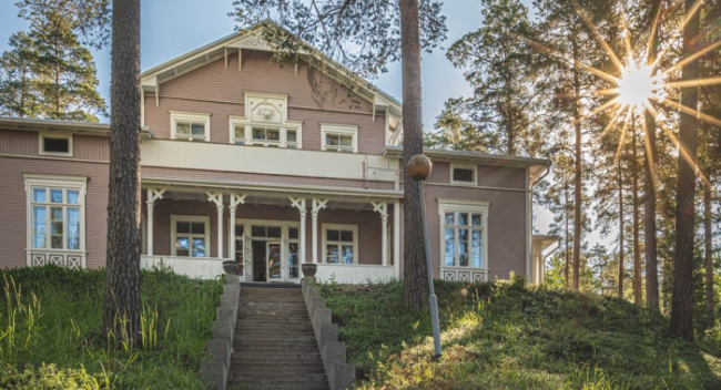 Vista de la fachada de la Villa Keisarinna del Hotel Punkaharju 