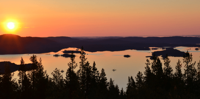 Vista de una pequeña porción del lago Inari desde la colina de Sovintovaara 